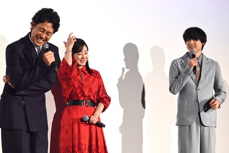 松村北斗（右）の言葉を聞いて喜色満面の大泉洋（左）。