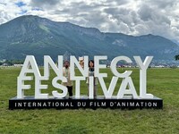 アヌシー国際アニメーション映画祭2024に参加した山下敦弘（左）、あんずのぬいぐるみ（中央）、久野遥子（右）。