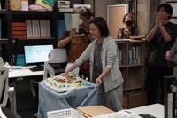 バースデーケーキを運び込む杉咲花。