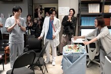 「アンメット ある脳外科医の日記」撮影現場より、ケーキの登場を喜ぶ岡山天音（左）と尾崎匠海（中央）。