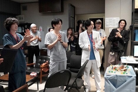 誕生日を祝われる若葉竜也（左）、岡山天音（中央）、尾崎匠海（右）。