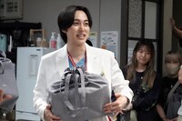 プレゼントをもらった尾崎匠海。