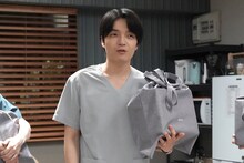 プレゼントを抱える岡山天音。