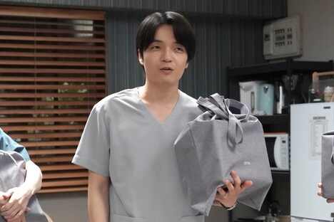 プレゼントを抱える岡山天音。