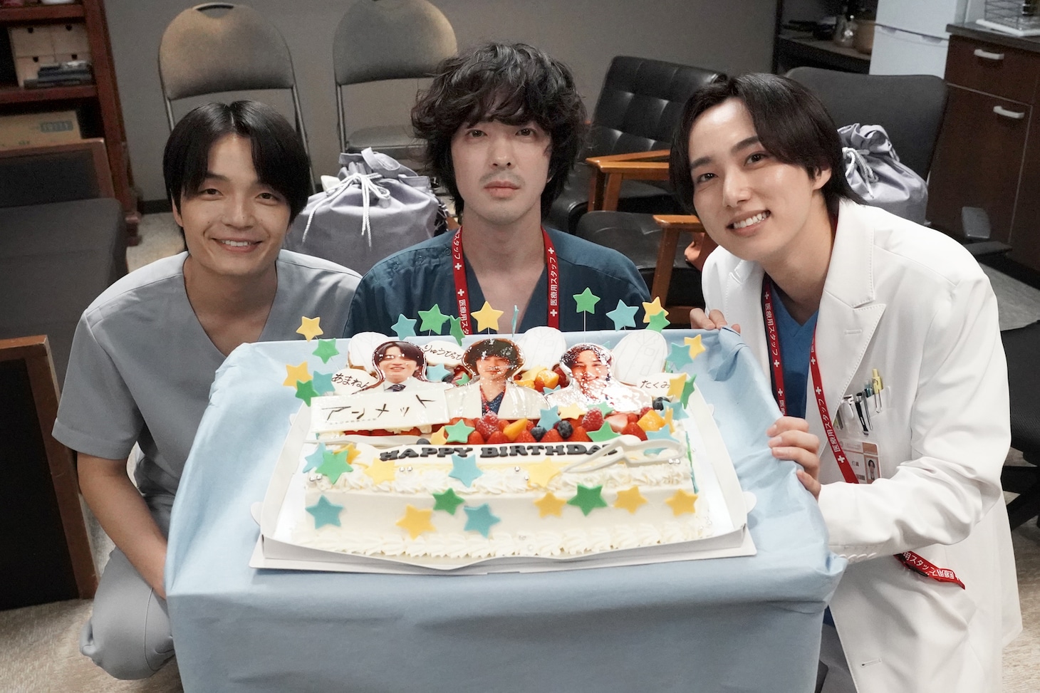 バースデーケーキを囲む岡山天音（左）、若葉竜也（中央）、尾崎匠海（右）。
