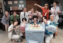 「アンメット ある脳外科医の日記」撮影現場より、若葉竜也、岡山天音、尾崎匠海の誕生日を祝った一同。