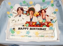 若葉竜也、岡山天音、尾崎匠海のために用意されたバースデーケーキ。