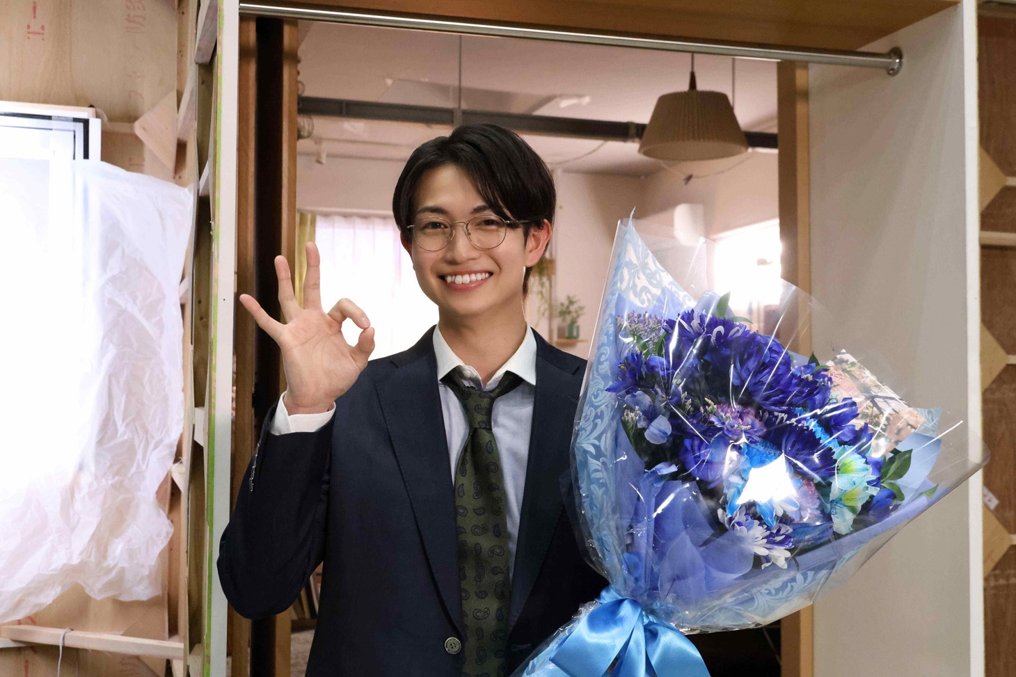 綱啓永のクランクアップ写真。
