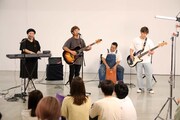 演奏するHY。