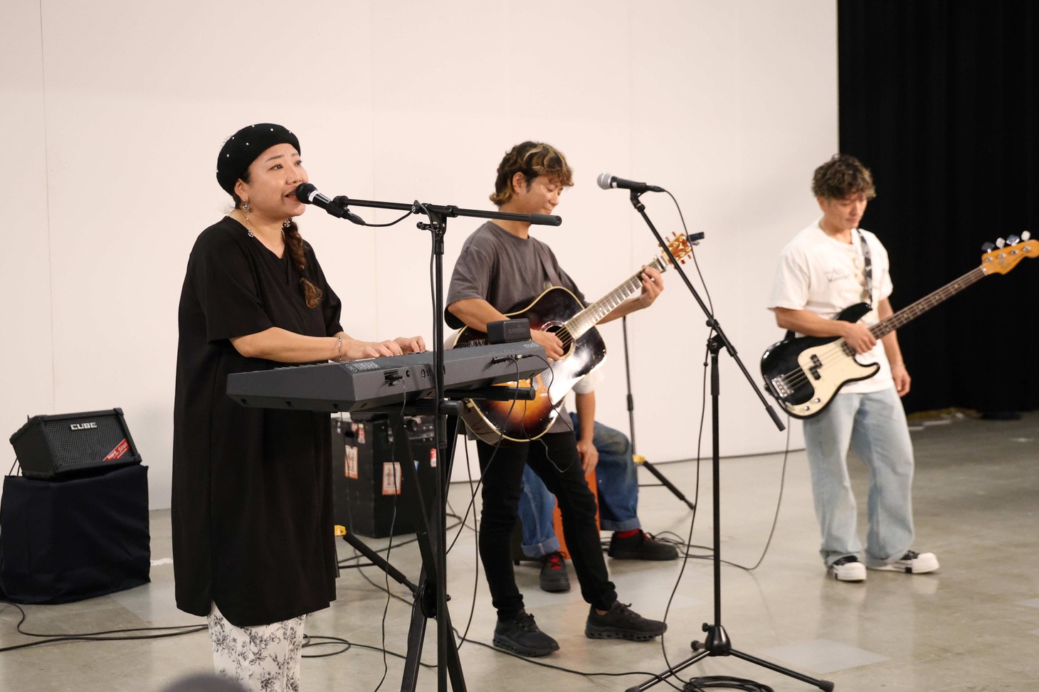 演奏するHY。