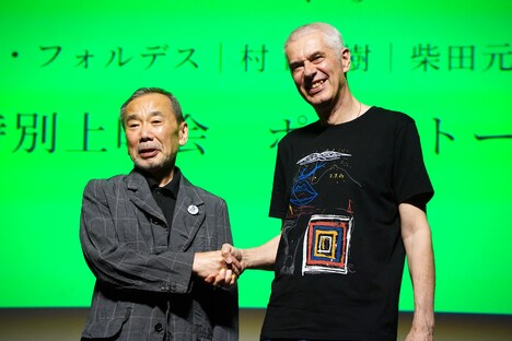 左から原作者の村上春樹、監督を務めたピエール・フォルデス。