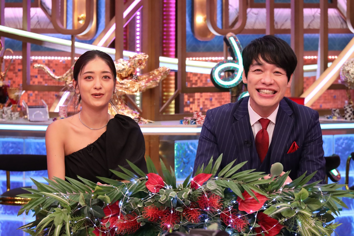 「THE BET」の司会。左から池田美優、川島明。