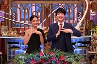 「THE BET」の司会。左から池田美優、川島明。