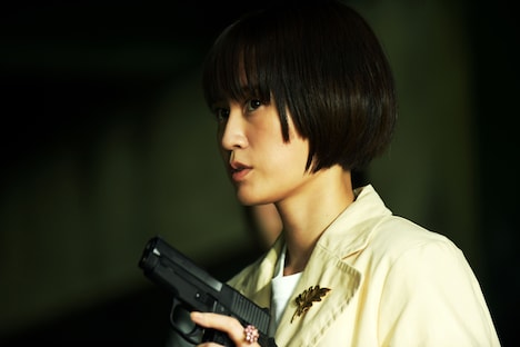 「ベイビーわるきゅーれ ナイスデイズ」より、前田敦子演じる入鹿みなみ。