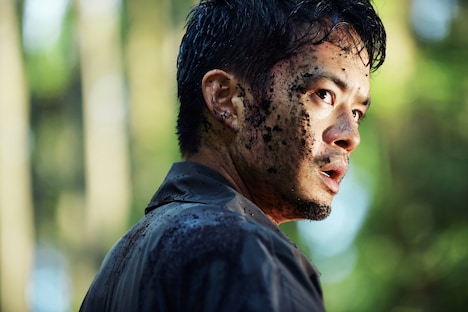 「ベイビーわるきゅーれ ナイスデイズ」より、池松壮亮演じる冬村かえで。