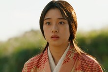 映画「八犬伝」より、河合優実の出演シーン。