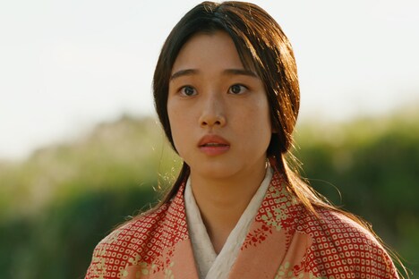 映画「八犬伝」より、河合優実の出演シーン。