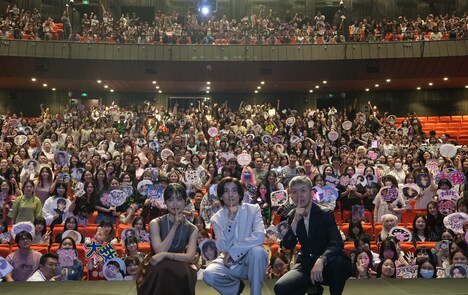 左から古川琴音、京本大我、河合勇人。