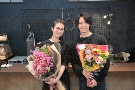 ともさかりえ(左)と高野洸(右)。