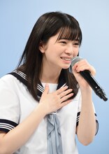 声が出ないながらも挨拶をする桜田ひより。