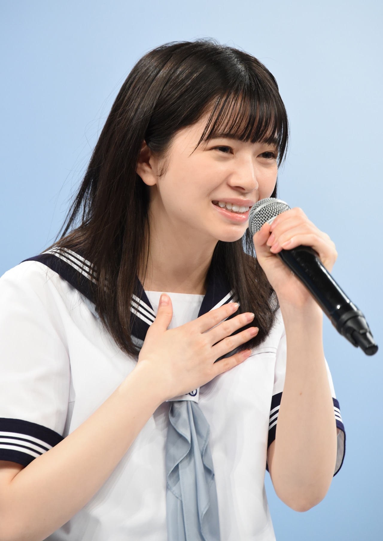 声が出ないながらも挨拶をする桜田ひより。