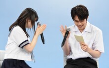 細田佳央太（右）に、質問への回答を書いたメモを託す桜田ひより（左）。