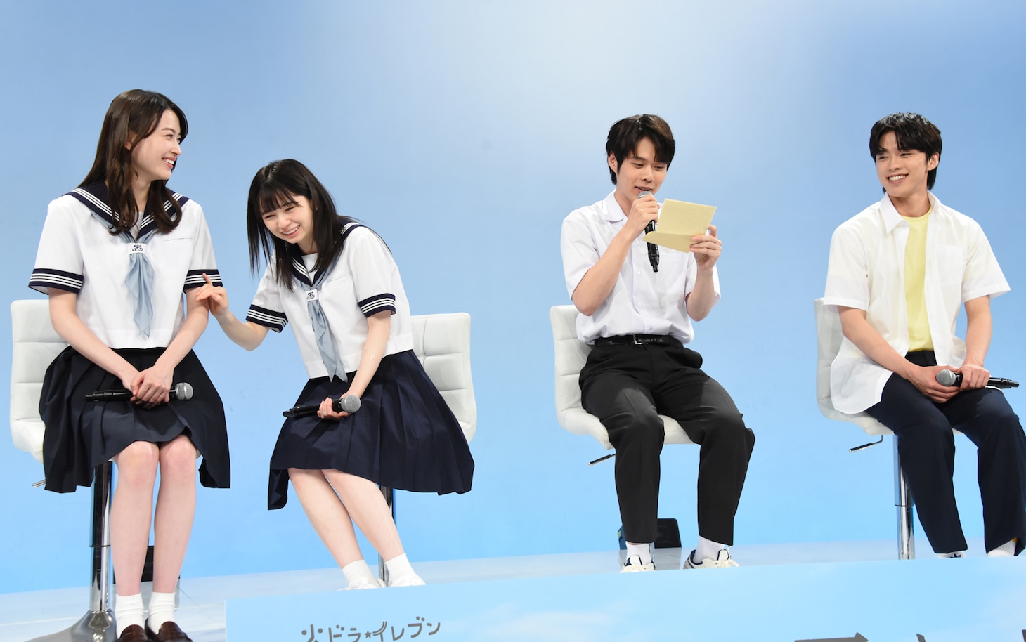 桜田ひより（左から2人目）の回答を照れながら代読する細田佳央太（左から3人目）と、その様子に“キュンキュン”する一同。