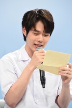 桜田ひよりのコメントを代読する細田佳央太。