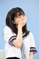 細田佳央太への絶賛コメントを代読する細田本人を見て、うれしそうに笑う桜田ひより。