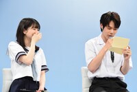 桜田ひより（左）のコメントを代わりに読み上げる細田佳央太（右）。