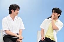 “届けたくて”との思いから、高校に入学して早々EXILEの「Ti Amo」を歌って回ったという河野純喜（右）と、河野の大胆さに驚く細田佳央太（左）。