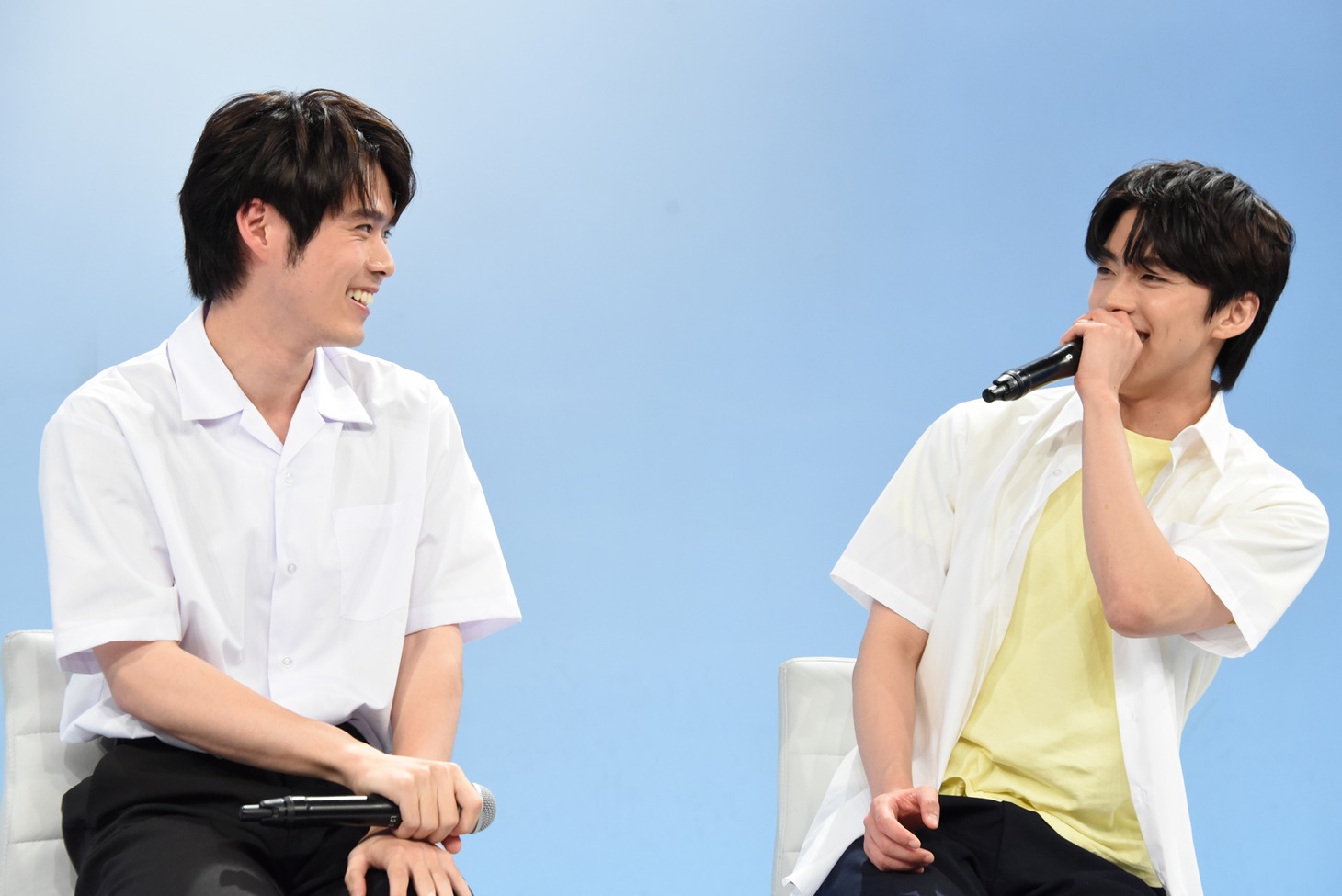 “届けたくて”との思いから、高校に入学して早々EXILEの「Ti Amo」を歌って回ったという河野純喜（右）と、河野の大胆さに驚く細田佳央太（左）。