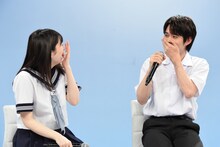 笑い合う桜田ひより（左）と細田佳央太（右）。