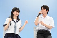 細田佳央太（右）と、小躍りする桜田ひより（左）。