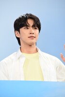 ムービーカメラに手を振る河野純喜。