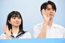 左から桜田ひより、細田佳央太。