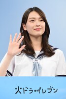 手を振る茅島みずき。