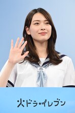 手を振る茅島みずき。