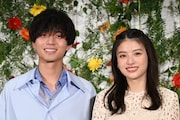 「余命一年の僕が、余命半年の君と出会った話。」配信記念イベントの様子。左から永瀬廉、出口夏希。