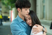 中国ドラマ「ありのままの君に恋して」より、左からライ・グァンリン演じるシュー・グアンシー、アンジェラベイビー演じるイン・イーコー。