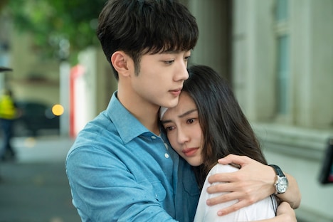 中国ドラマ「ありのままの君に恋して」より、左からライ・グァンリン演じるシュー・グアンシー、アンジェラベイビー演じるイン・イーコー。