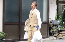 お目当てのものを探すうち、大量の袋を持つことになった遠藤憲一。