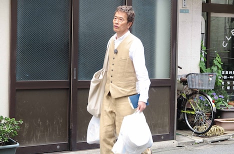 お目当てのものを探すうち、大量の袋を持つことになった遠藤憲一。