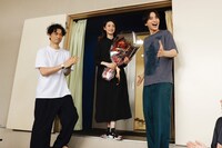 木村拓哉のクランクアップを祝福する斎藤工（左）、天海祐希（中央）、一ノ瀬颯（右）。