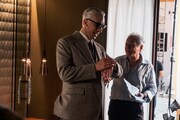 「フェラーリ」撮影現場より、エンツォ・フェラーリ役のアダム・ドライバー(左)と監督のマイケル・マン(右)。