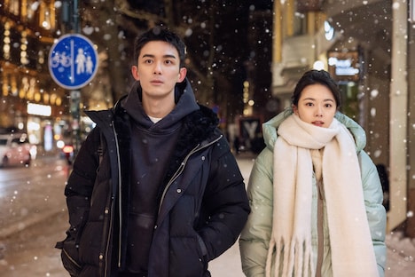 中国ドラマ「ロマンスの降る街」より、左からウー・レイ(呉磊)演じるリン・イーヤン、チャオ・ジンマイ(趙今麦)演じるイン・グオ。