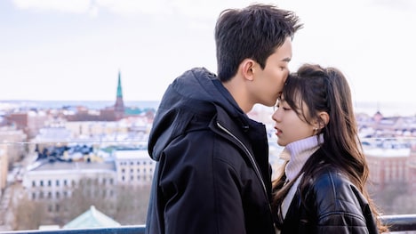 中国ドラマ「ロマンスの降る街」より、左からウー・レイ(呉磊)演じるリン・イーヤン、チャオ・ジンマイ(趙今麦)演じるイン・グオ。