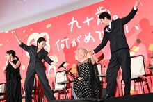 草笛光子（中央）をエスコートする真矢ミキ（左）と唐沢寿明（右）。