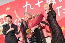 左から真矢ミキ、草笛光子、木村カエラ。
