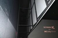 壁と側面スクリーンの間にDolby Atmosのスピーカーが設置されている。